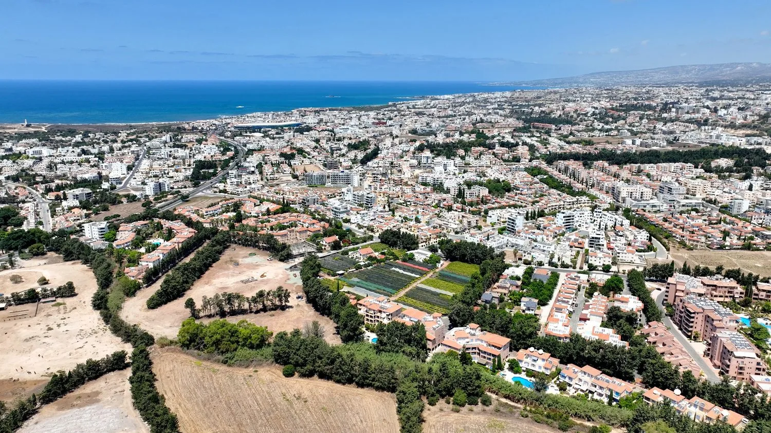 מבט אווירי על יוניברסל פאפוס והים התיכון